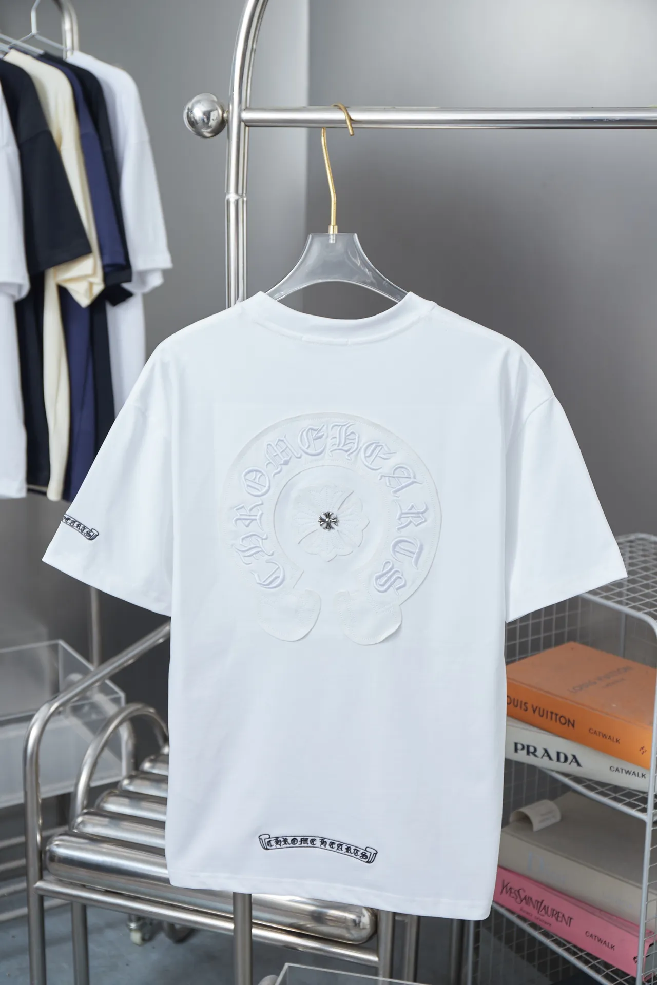 🅿️220 Ch*ome Hearte 25SS early spring new style, appliqué embroidered heart cross short sleeves, light luxury, essential item for daily commuting for men and women, correct version, welcome to compare, detailed features · 320g 100% pure cotton double yarn jersey fabric · Custom dyed in the same vat, special thickened 32 pieces double-strand 1X1 thread · Imported Tajima machine embroidery tatami embroidery ➕This cloth patch embroidery · Hand-stitched Croxin hardware accessories · Hand-made fraying of collar, cuffs and hem · Double-needle stitching across seams · Original main mark, washed tag, branded moisture-proof paper packaging Color: Black/White/Pink Size: S/M/L/XL